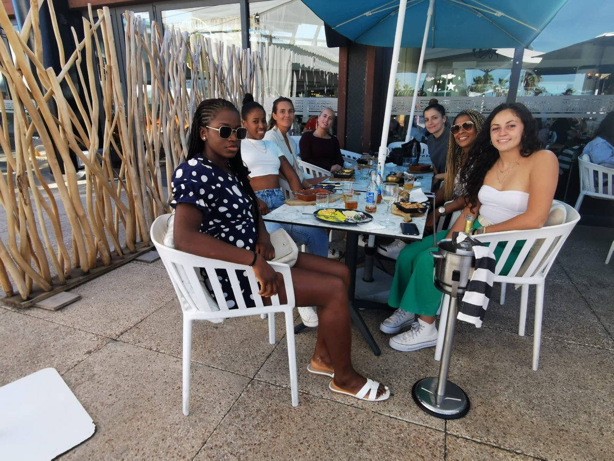 😍🎄 ¡Momentos juntos! 

No podía faltar el encuentro tradicional entre todo el cuerpo técnico del club y jugadoras en estas fechas tan especiales 🤩