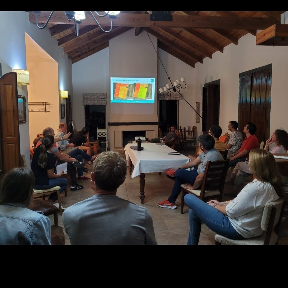 eugenia_bai's tweet photo. Taller Innovación Productiva Sustentable. Espacio de Análisis y aprendizaje Colaborativo para poner en valor Herramientas Digitales Disponibles➡️@Club_AgTech 
#Bindu. Participan referentes Fórmula 1 de la zona @Syngenta_ar #Cropwise @MEmiCoraggio @S_Lopez89 @JoaquinRabasa https://t.co/CtZEOGLeJI