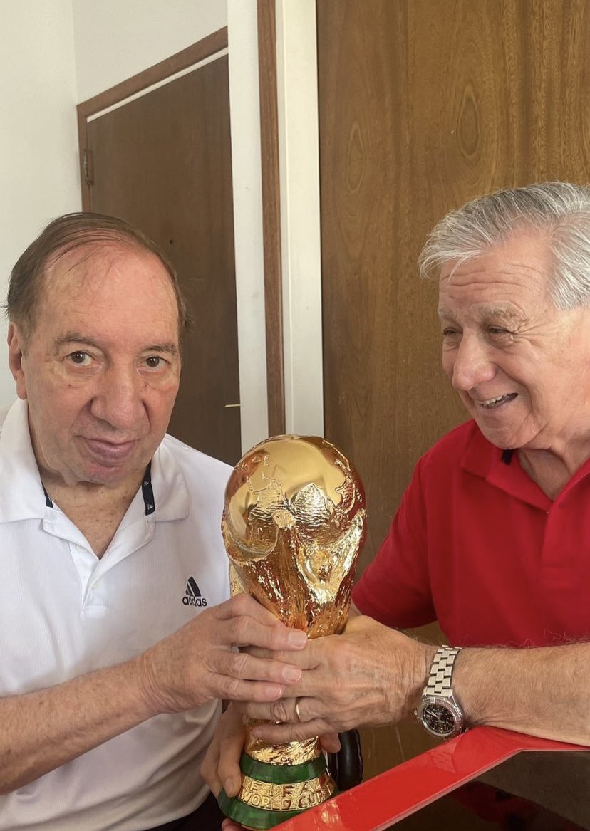 Cultura_Redonda's tweet photo. ❤️ Bilardo y ella
#SeleccionArgentina #argentina🇦🇷 #Bilardo #narigon https://t.co/2RWzMnqjtV