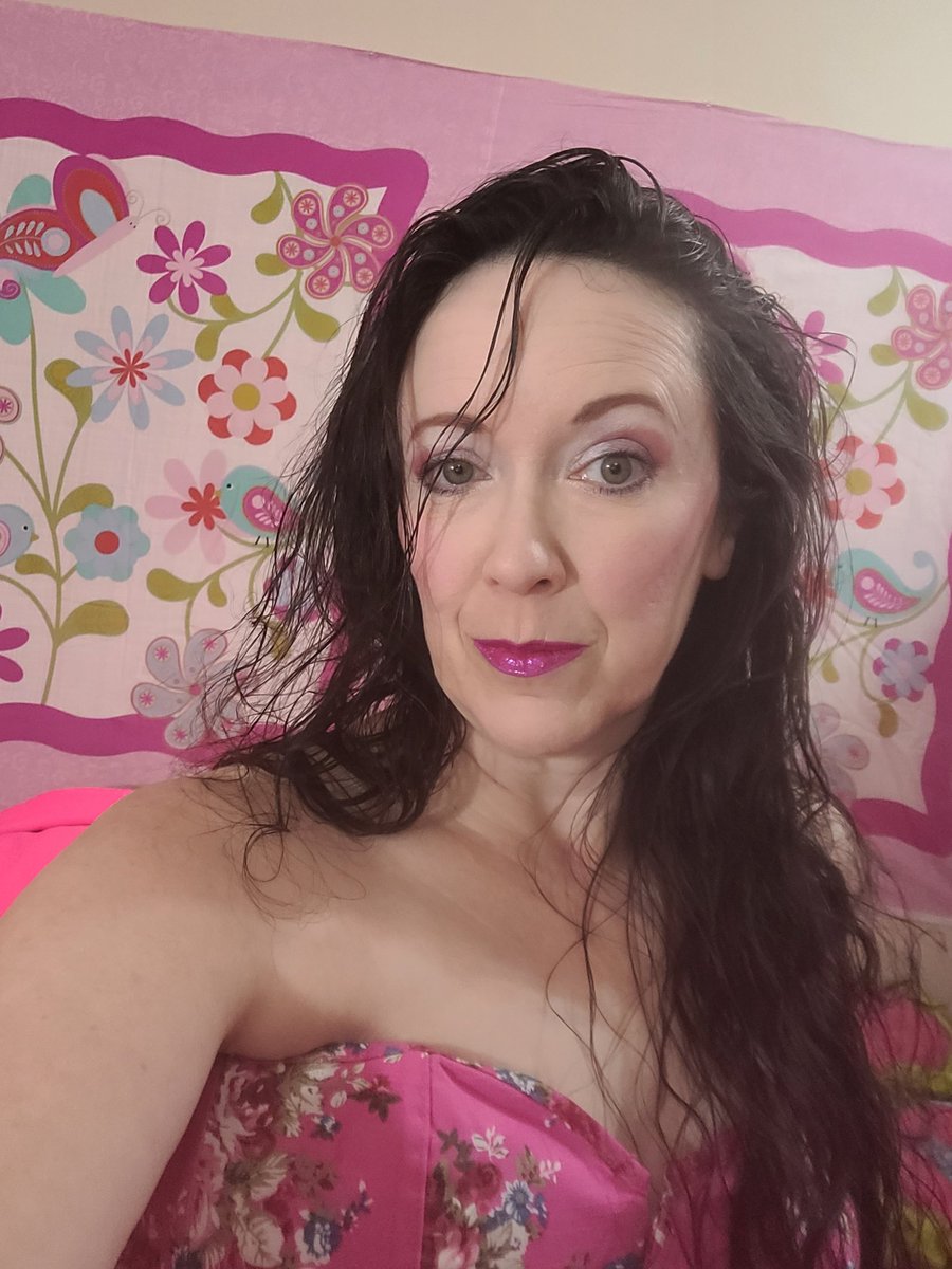 Let's have some pre Christmas fun tonight on Loyalfans! I'll be on at 9:00 EST! loyalfans.com/pynk