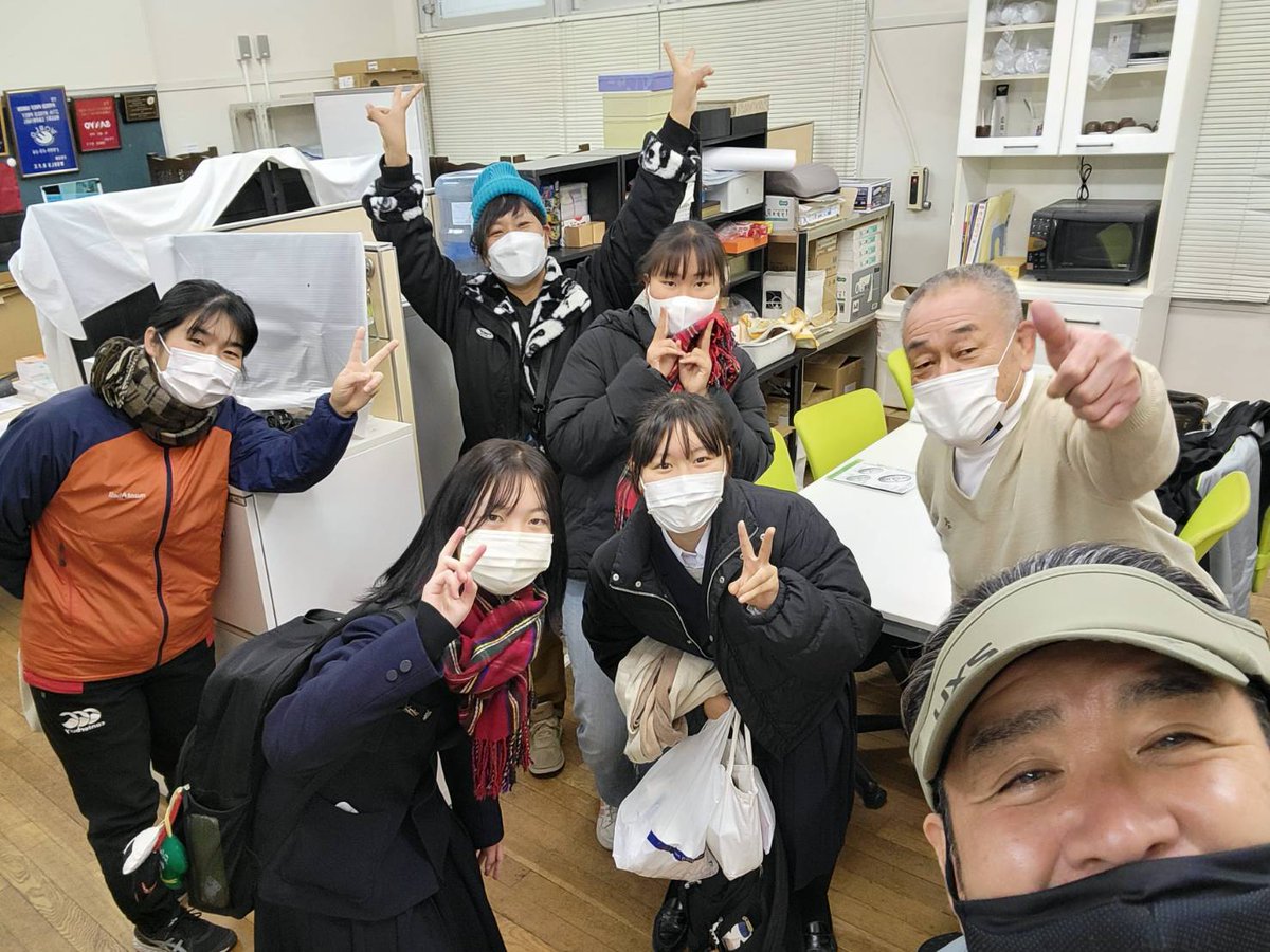 HRS_Ladies's tweet photo. 兵庫レディース、昨日は嬉しい報告が舞い込みました🎵
高校生の２人が大学合格したそうです👍寒い中、報告に来てくれました☺️ありがとね🍀
中学生もこの週末に全国大会へ行ってきます‼️と顔を出してくれました。頑張ってきてね✌️
仲間の輪が広がって嬉しいです💕
#女子ラグビー #ラグビー https://t.co/VWLi6QsIjb
