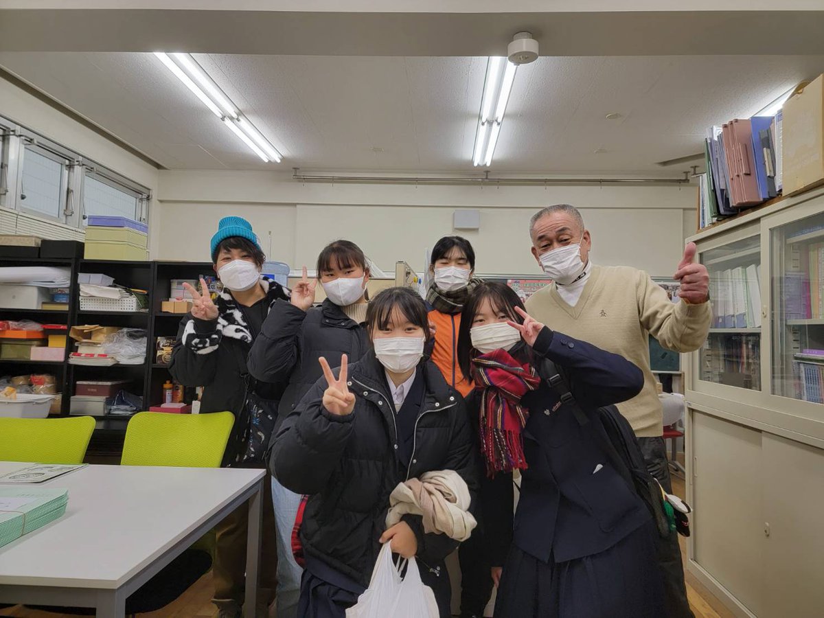 HRS_Ladies's tweet photo. 兵庫レディース、昨日は嬉しい報告が舞い込みました🎵
高校生の２人が大学合格したそうです👍寒い中、報告に来てくれました☺️ありがとね🍀
中学生もこの週末に全国大会へ行ってきます‼️と顔を出してくれました。頑張ってきてね✌️
仲間の輪が広がって嬉しいです💕
#女子ラグビー #ラグビー https://t.co/VWLi6QsIjb