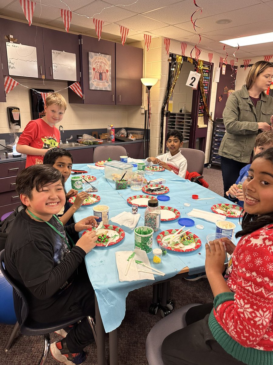 NoviVillageOaks's tweet photo. 4th grade fun! @BriannaHand1 @mrserinlaporte https://t.co/XoNT0auEoG