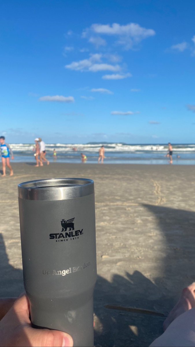 angelbordon91's tweet photo. 🍺☀️🌊 https://t.co/Cs04gyXBBL