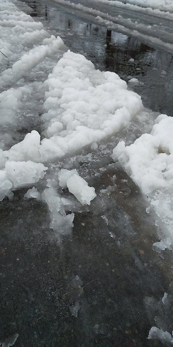 「雨が夜更け過ぎに雪に変わって朝になって解けたものを除雪している。放置すると水が夜」|水谷アス◆漫画連載中/月・水・金のイラスト