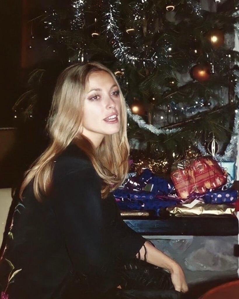 The eternally beautiful Sharon Tate lighting us up with all the holiday magic 🪄