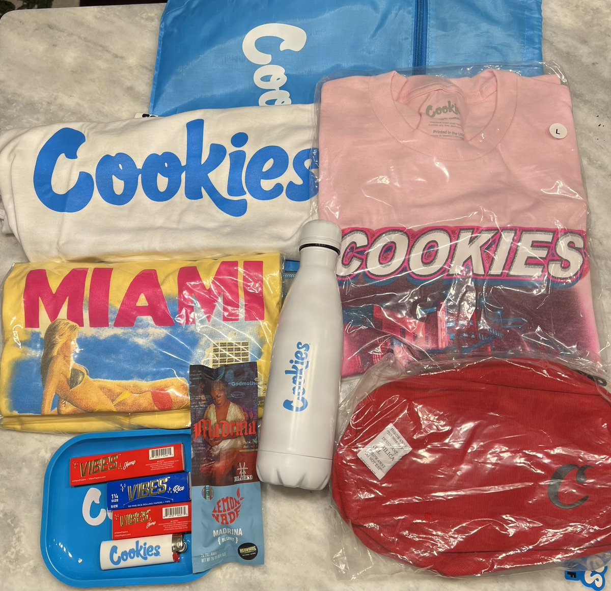 Didn’t expect such a lovely  care package from <a href="/berner415/">Berner</a>  and the <a href="/CookiesSF/">Cookies Clothing</a> fam right before Christmas🤯😶‍🌫️

Absolutely love to see it, thanks fam 🙏🫡

Also loving the glass tip blunt from <a href="/MoneyMakinMajix/">MAJIX 💰</a> 😤