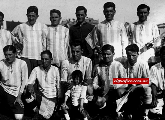 NicoFernandezBB's tweet photo. 📅 Las #efemérides del 25/12 👇

🎂 Nació "Chaplín" #Loustau, crack de #River
🏆 Segunda @CopaAmerica para #Argentina
🇧🇷 La Selección jugó en Brasil con un equipo armado con jugadores de #Independiente y #Racing
😇 Murió #Bidoglio, ídolo de #Boca

🔎 Mirá: https://t.co/VP5K2dhQfw https://t.co/xRcavA3SD6