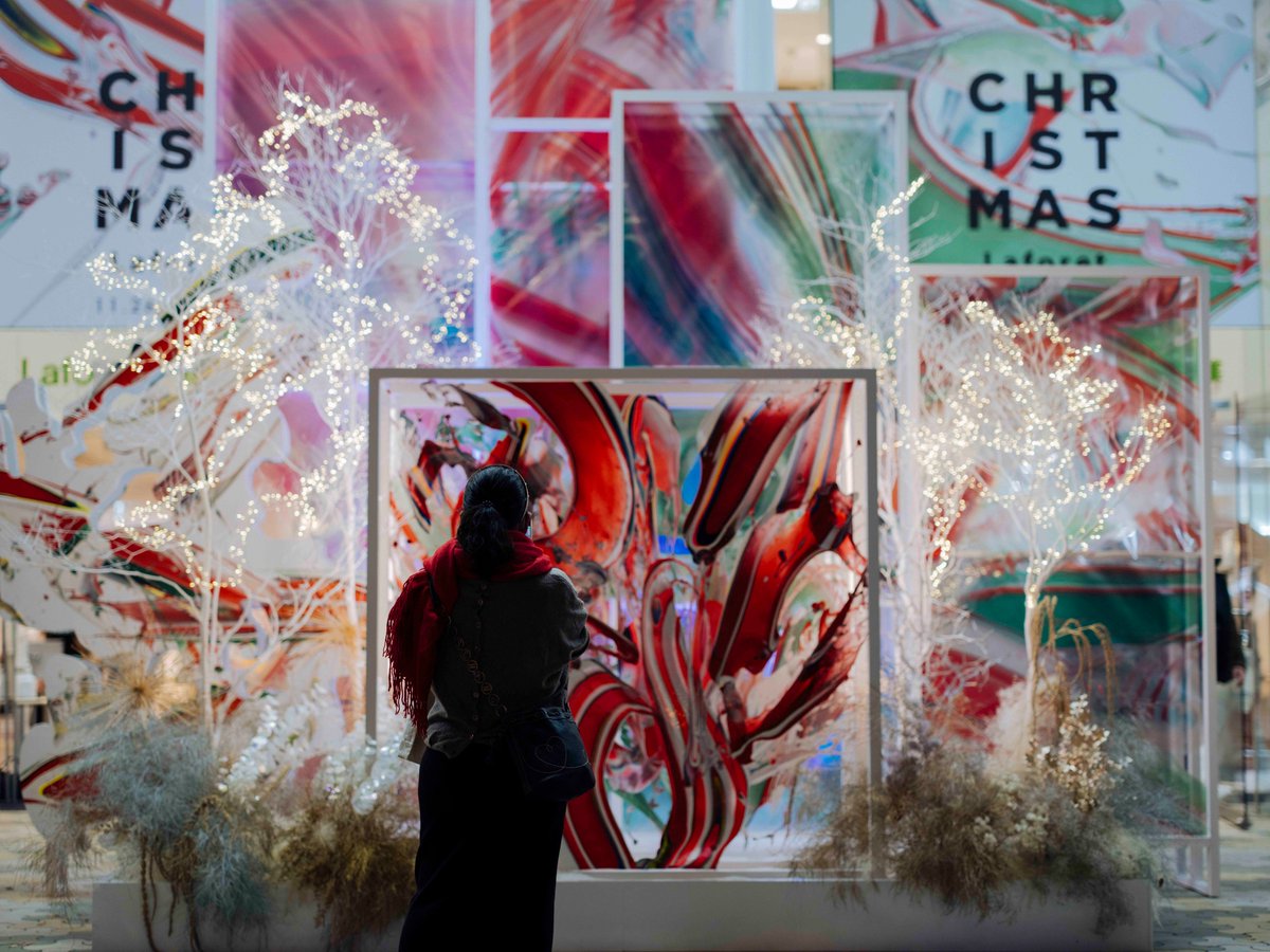 「12月25日ラフォーレ原宿2022年のクリスマスの装飾設置が最終日を迎えます展示」|はくいきしろいのイラスト
