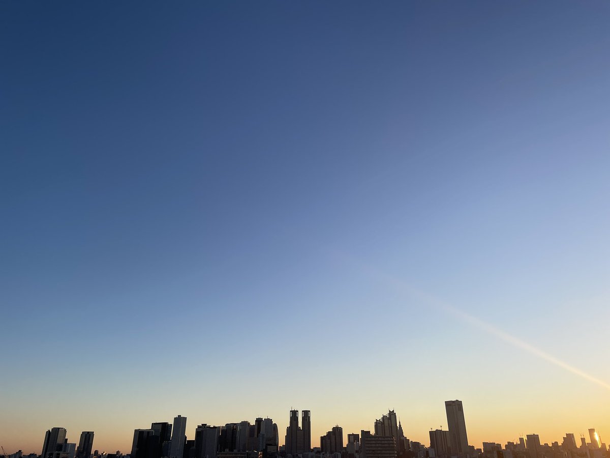 IDEA_COSME's tweet photo. おはようございます😊
12月23日金曜日。東京の天気は晴れ☀️

太陽がだんだん東に動いてきました♪

千代田線の影響を感じながらの銀座線です😊今年もあと少しなので、みんなで頑張りましょうね😆❤️

#企業公式が毎朝地元の天気を言い合う
#PROSPOTでニキビを撲滅
#空 #東京 https://t.co/elCsgisQvs
