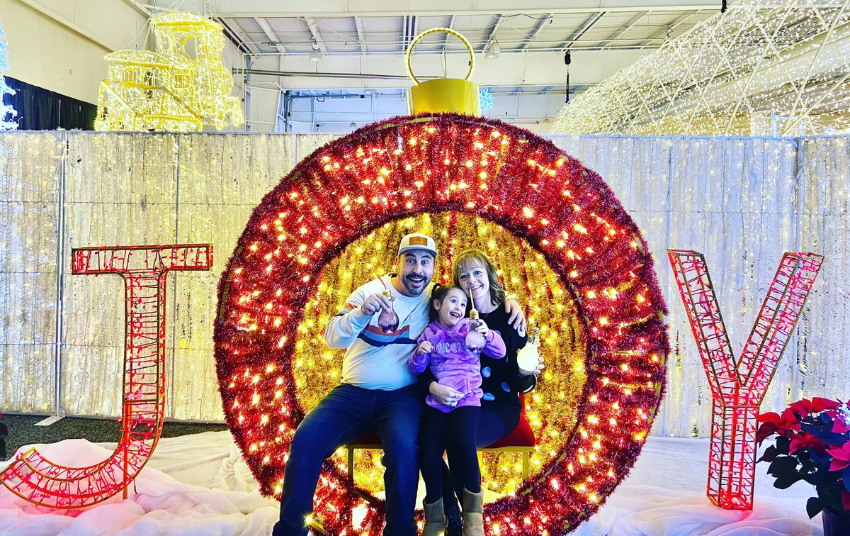 Tis the season to be joyful! Merry Christmas from the Logans! 🎅🏻🎄