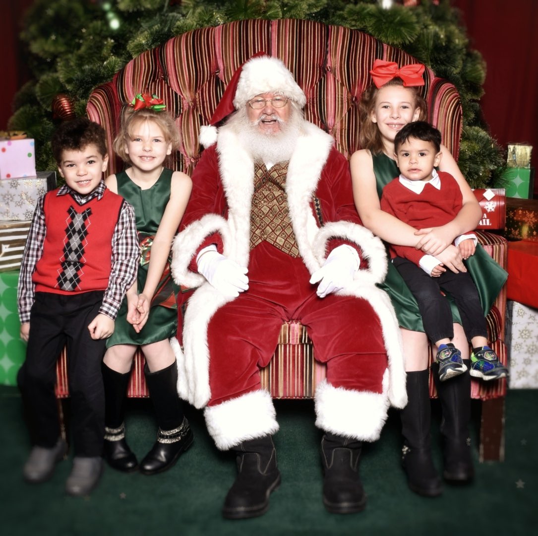 Santa pictures today!!!
#santapictures #visitingsanta #christmas #christmas2022 #babySky #babyRiley #babyJordy #babyLogan #siblings