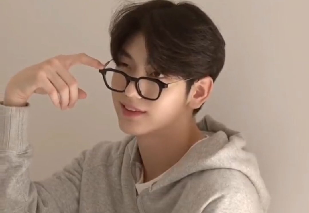 formysoobie's tweet photo. glasses were made for soobin. https://t.co/N0xt0zpy4D