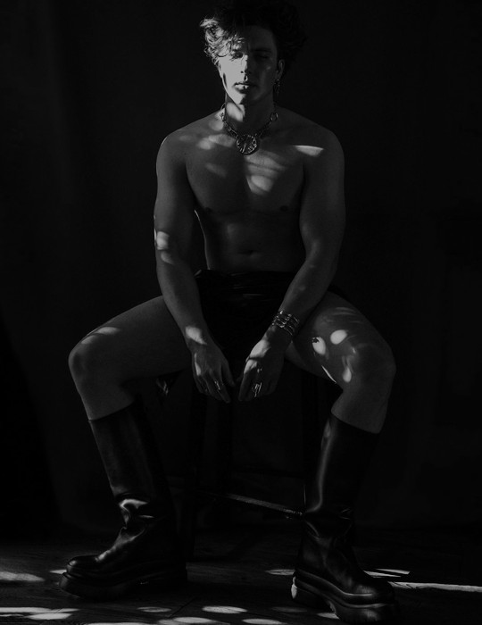 𝑾𝒆𝒃: Lordmxrtensis ⛧ 𝑵𝒆𝒘 𝒖𝒑𝒅𝒂𝒕𝒆. ∵ 𝑷hotoshoot for Man Abt Town part I.〃

Jesus christ, you watch us fail we raise our glasses and drink in hell.
Locked in the core of the tower, I'm patient.