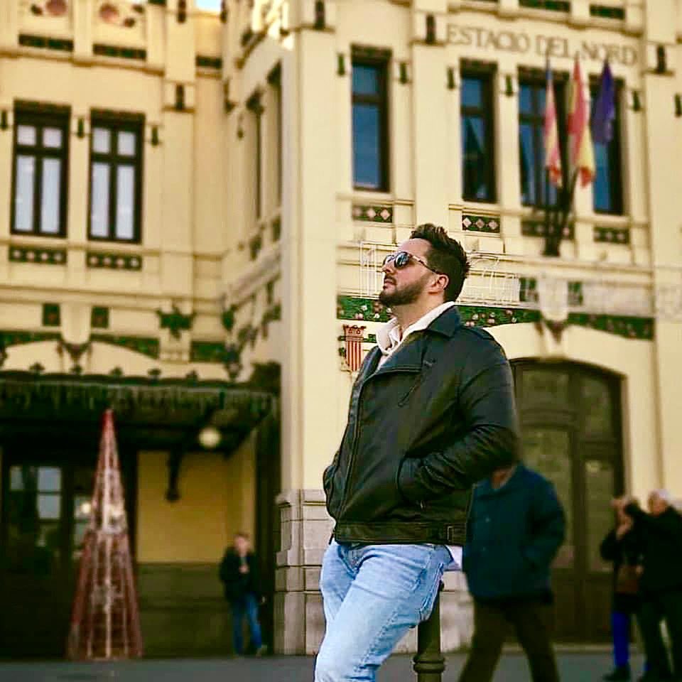 Joaquin_Sangar's tweet photo. 𝐇𝐚𝐲 𝐭𝐫𝐞𝐧𝐞𝐬 𝐪𝐮𝐞 𝐬𝐨𝐥𝐨 𝐩𝐚𝐬𝐚𝐧 𝐮𝐧𝐚 𝐯𝐞𝐳...

#valencia #sunglasses #estaciodelnord #trip #viaje #firmadelibro #friends #labachata #manuelturizo #manuelturizolabachata https://t.co/ew9onCVsMg