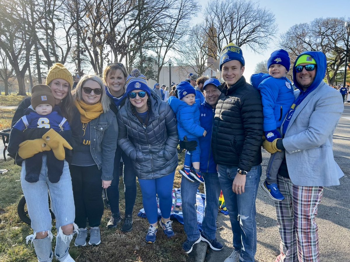 mel_pow's tweet photo. @GoJacksSDSU @HyVee Hobo Day 2022 with the whole fam! https://t.co/ldyx1uwLnD