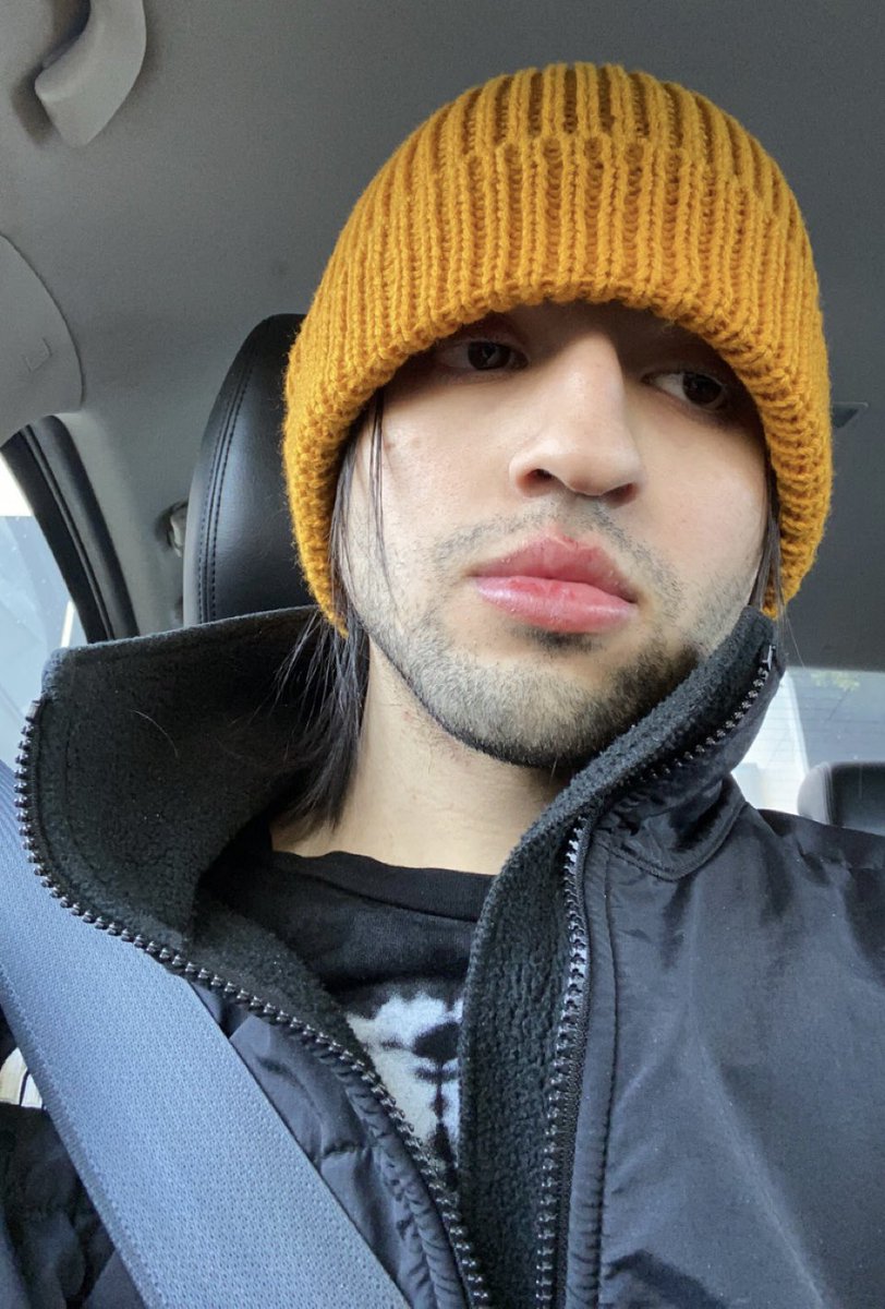 Maakury's tweet photo. It’s cold and I feel like shit https://t.co/RWQ1NRBMOm