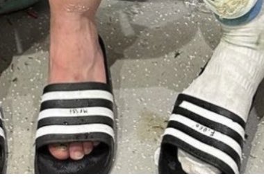 serpientedegas's tweet photo. Los jugadores le ponen nombre a las chanclas porque todos tienen las mismas,m 🥹 https://t.co/Q5nXCb8hZY
