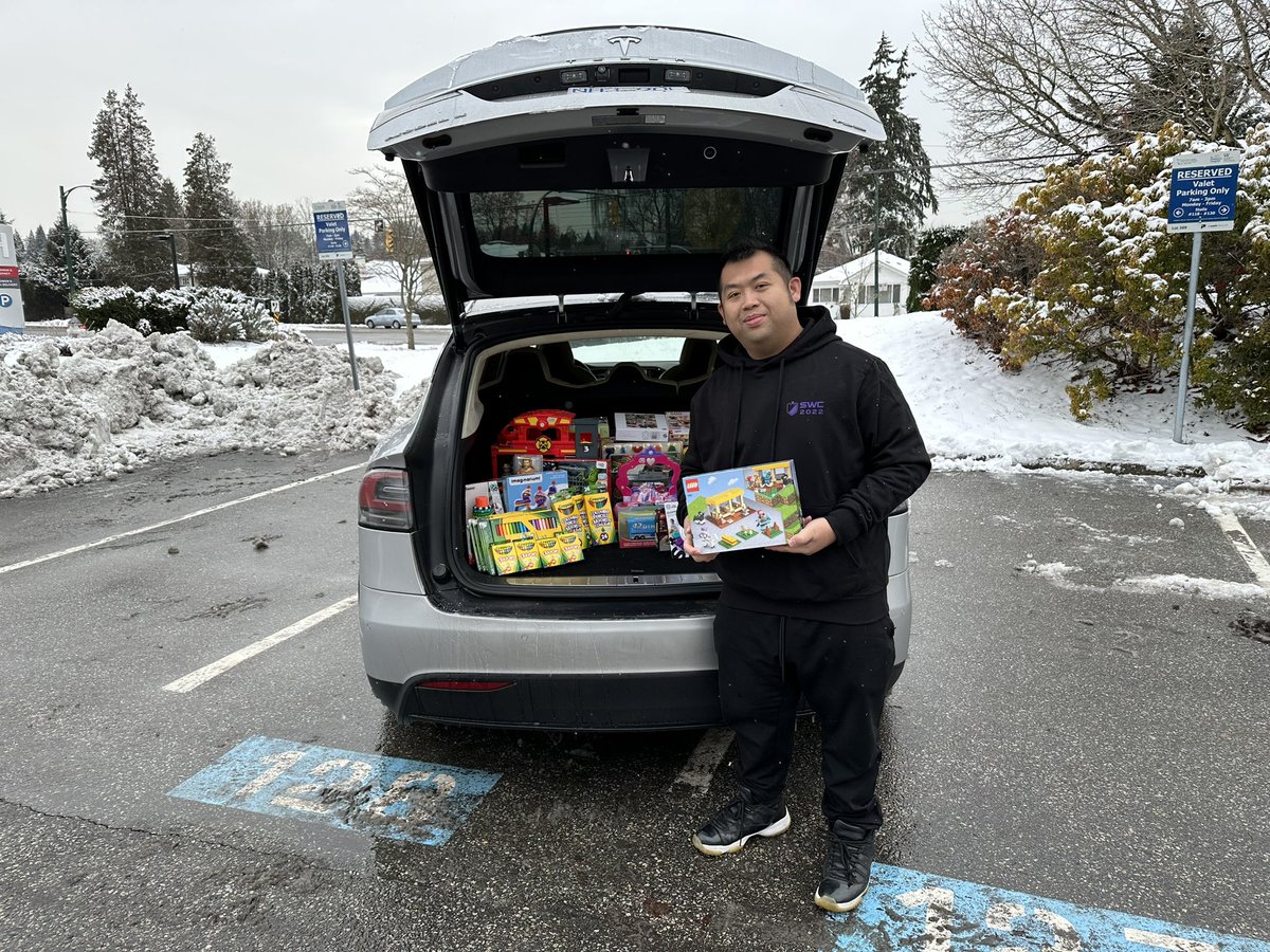jmk420's tweet photo. Summoners War Vancouver Toy Drive!

Every year we try to do a toy drive to give back to our local charity. Last few years we worked with @Com2uS / @summonerswarapp with a group of generous players from Vancouver for @BCCHF 

Thank you @Reohna and @lol_meowwimacat organizing this! https://t.co/iEL4TeEoyY