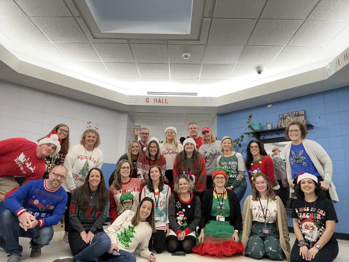 MrsStaub307's tweet photo. Day 946 of the #districtholidaychallenge  @KrDucker @MrsGolderer @VickiGeorgeson1 @GioeMrs @MrsPhillips0722 @teachandbeach2 @mary_ruiz_blais @StaffordPEMrD #onemoredaytogo https://t.co/tVgLxLPaun