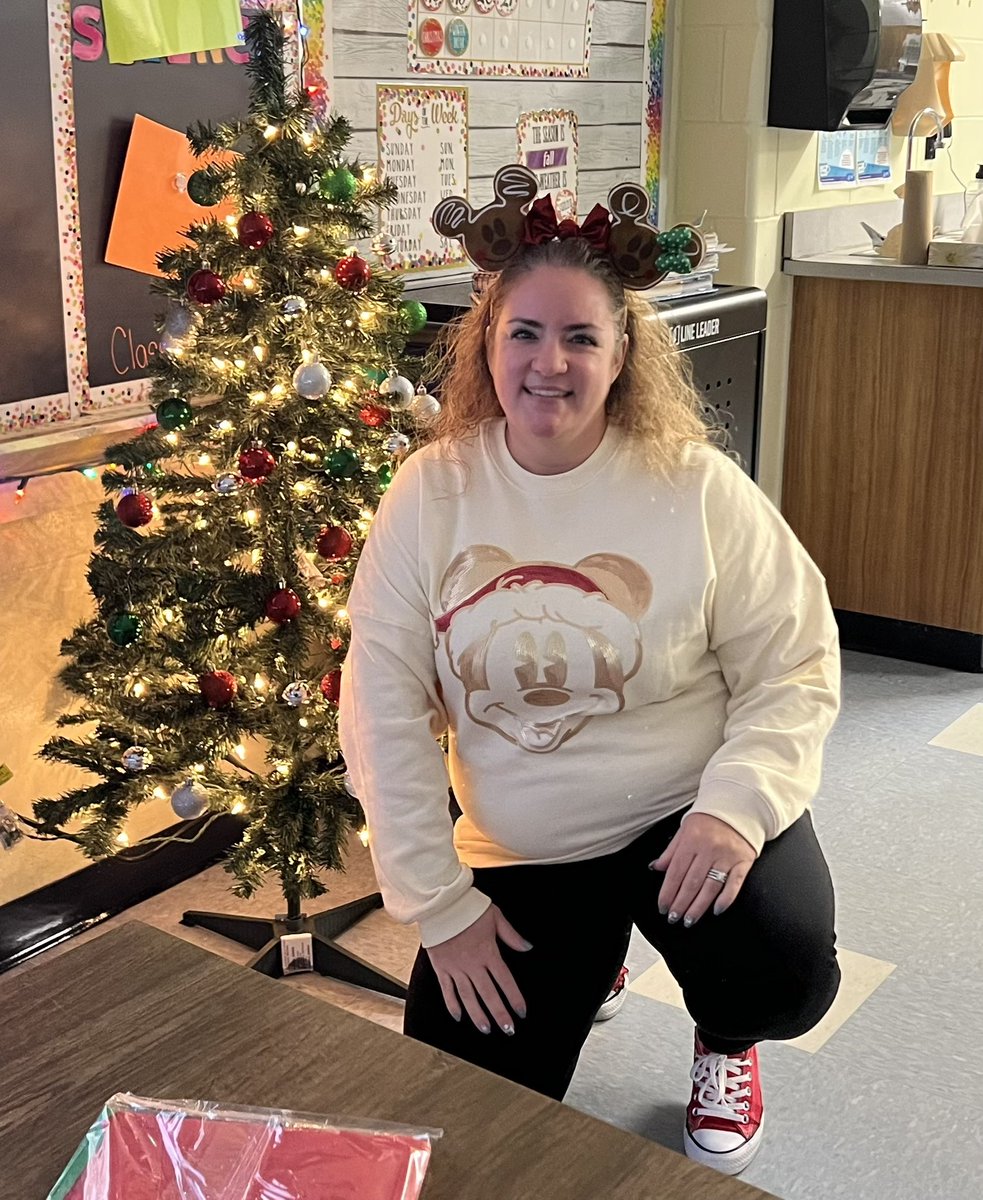 MrsStaub307's tweet photo. Day 946 of the #districtholidaychallenge  @KrDucker @MrsGolderer @VickiGeorgeson1 @GioeMrs @MrsPhillips0722 @teachandbeach2 @mary_ruiz_blais @StaffordPEMrD #onemoredaytogo https://t.co/tVgLxLPaun