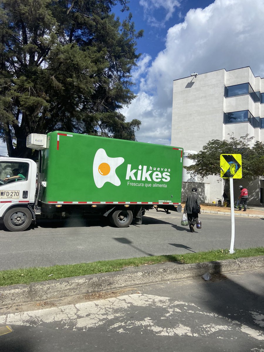 brotendoo's tweet photo. egg truck in colombia………….. https://t.co/4QTafsO9BY