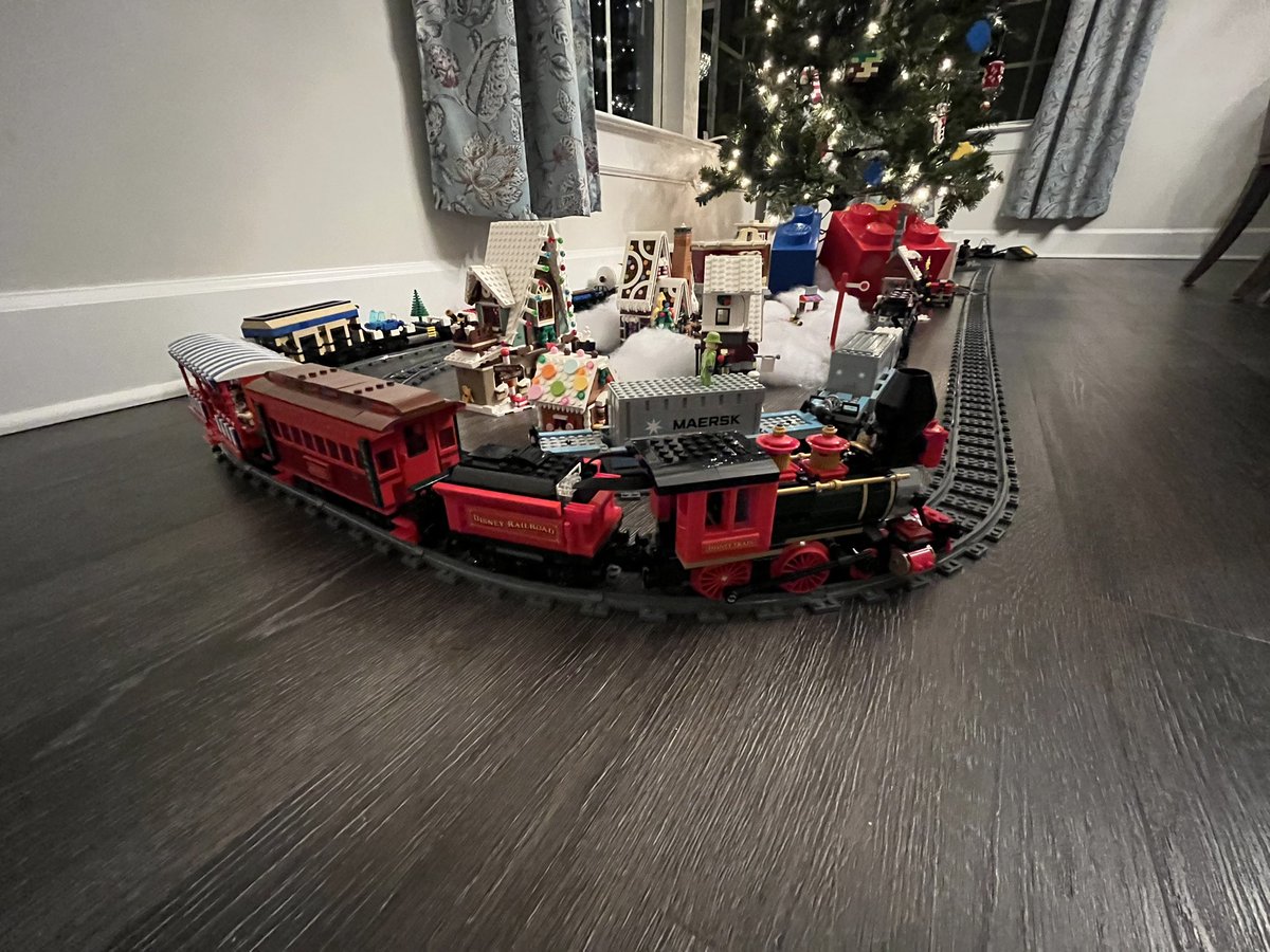 jasonburik's tweet photo. Merry Christmas! #LegoChristmas #LegoOrnaments #LegoTree https://t.co/ArywX2ny6O