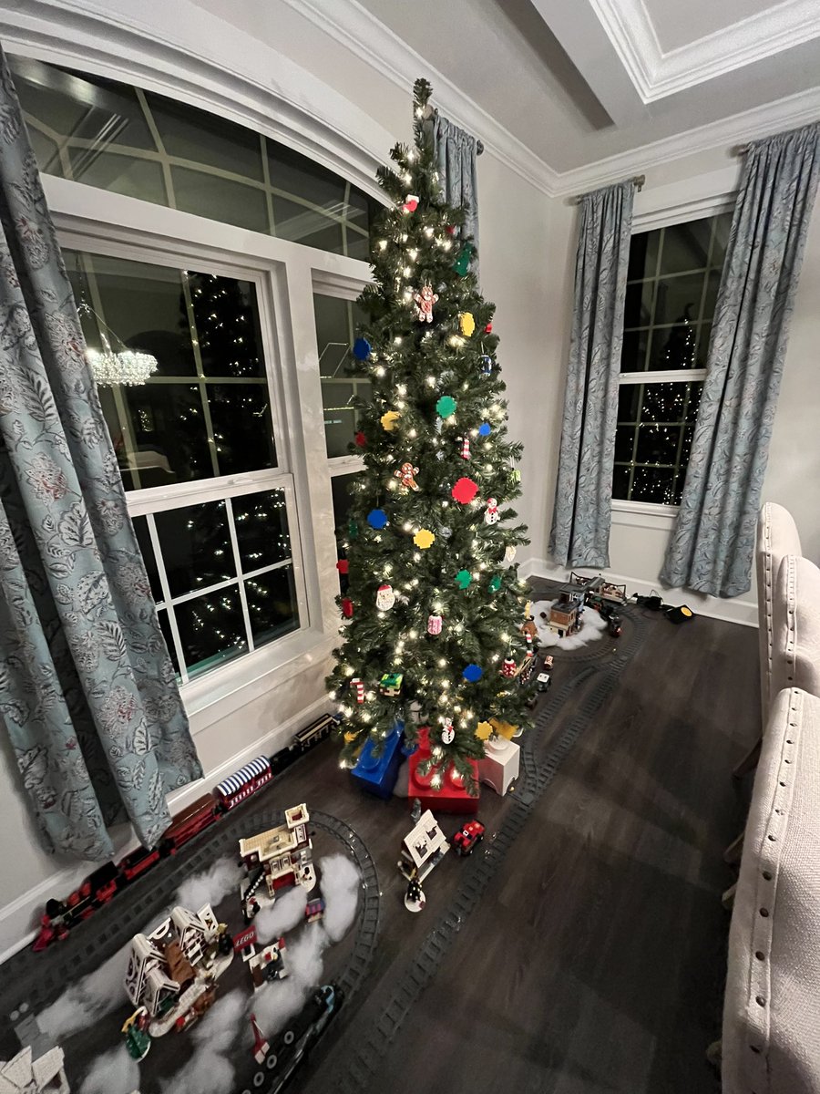 jasonburik's tweet photo. Merry Christmas! #LegoChristmas #LegoOrnaments #LegoTree https://t.co/ArywX2ny6O