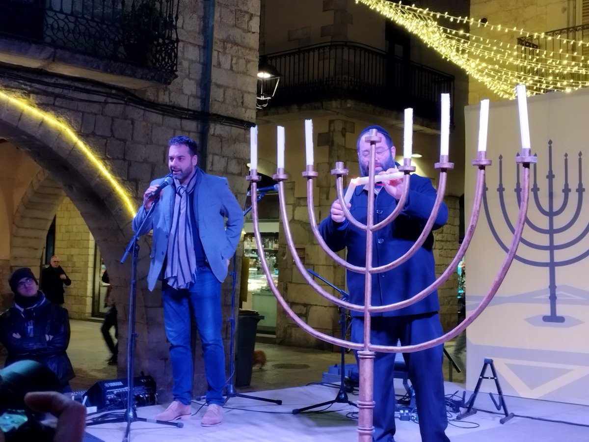 quimayats's tweet photo. És un goig que #Girona celebri la festa de la llum, la festa de Hanukkà. És una demostració més de la voluntat de la nostra ciutat per acollir, respectar i conviure. És una celebració que ens parla de la llum per il·luminar la llibertat i la identitat d’un poble. https://t.co/jS9s2Y6JWd