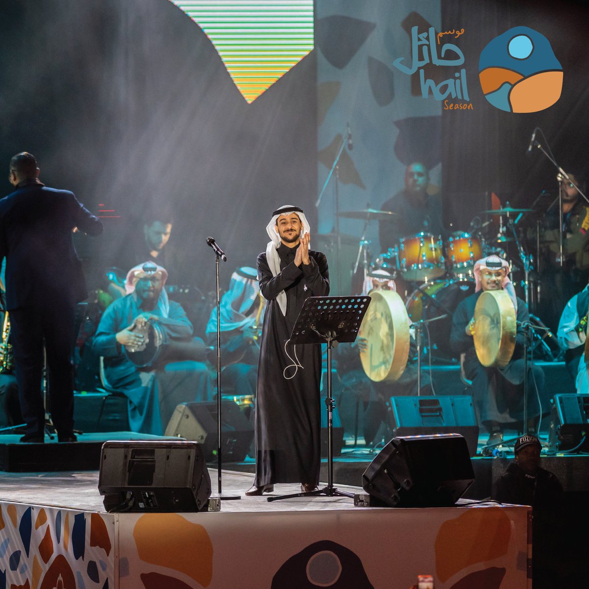 يقول الشاعر "أنا عجزت أفارق نجوم حائل" 🤩🎼
و #موسم_حائل أنتم نجومه.
ونجم مسرحنا الليلة الفنان #عايض 🧡
يزهى_بك