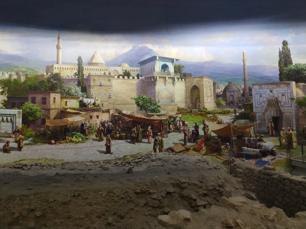 8 asır öncesi, Konya...
Alâeddin Tepesi üzerinde Alâeddin Camii ve Selçuklu Sarayı. Tepe eteklerinde duvarlar, kapılar, burçlar ve II. Kılıç Arslan Köşkü.
İki medrese Karatay ve İnce Minareli.
Çarşılar, evler.
Öndeki duvar kalıntıları ise Zindankale Surları'ndan bakiye.