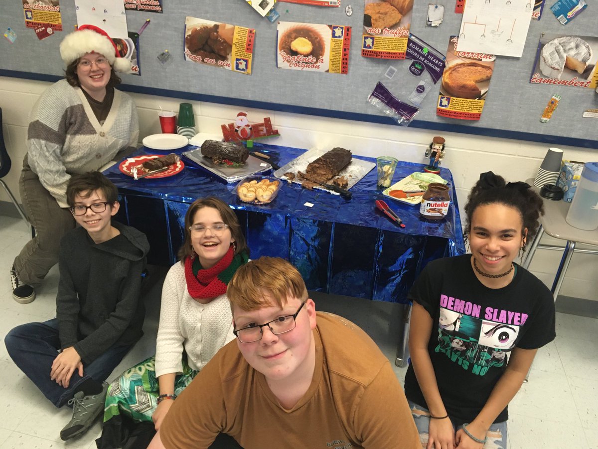MmeShenton's tweet photo. Joyeux Noël 🎄 Midlakes French Club celebrates with homemade and mini bûche de Noël they made…&amp; more yummy treats. ⁦@MidlakesSchools⁩ https://t.co/PWzuXGdTbx