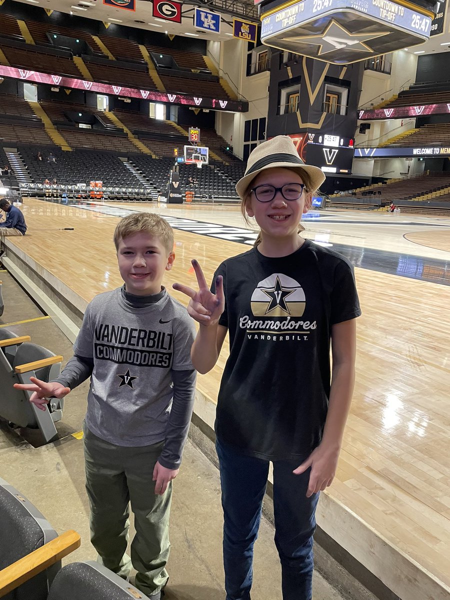amyalowe's tweet photo. Excited to cheer on the Commodores! #MemorialMagic #AnchorDown https://t.co/qoMiNtooJH