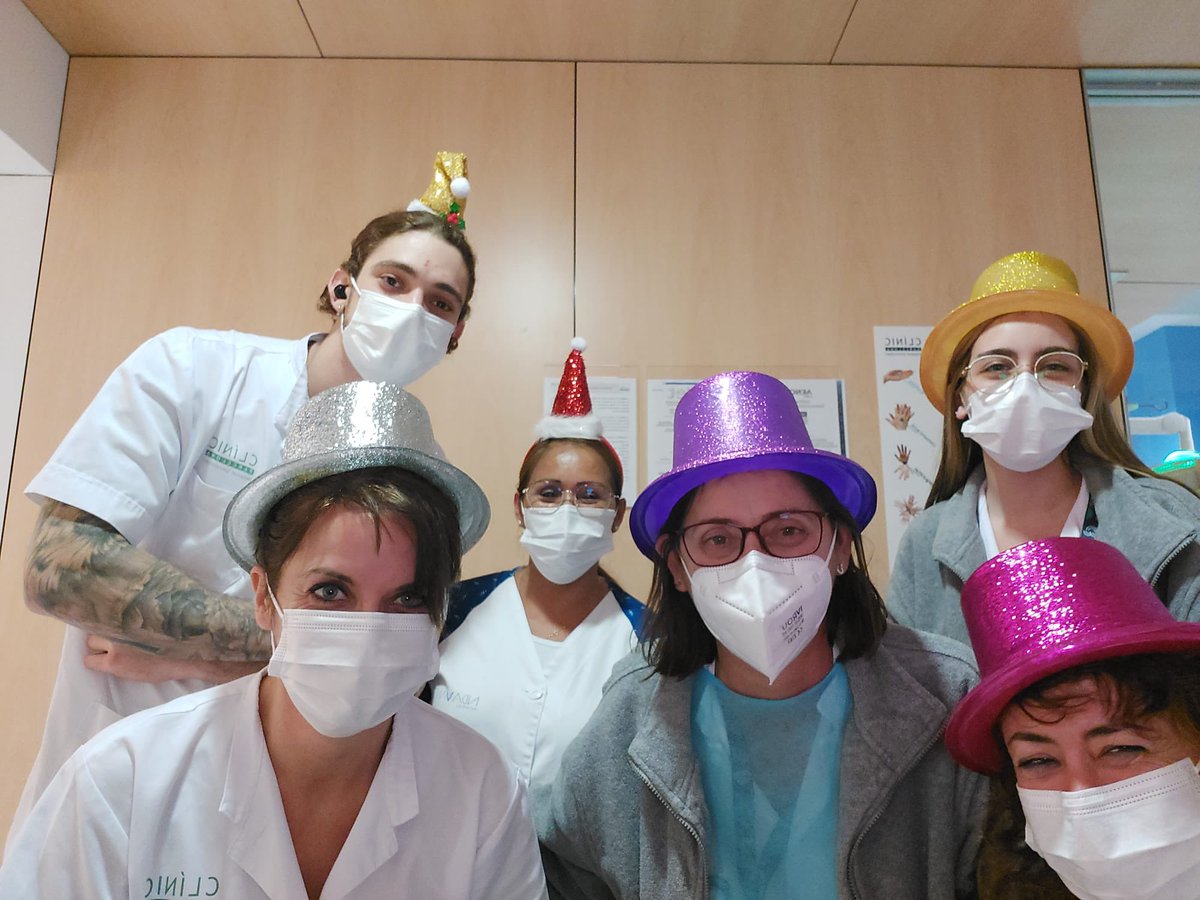 nurietaCle's tweet photo. El equipo de diálisis del @hospitalclinic #sedemanso #sedevillarroel os deseamos felices fiestas!!! #enfermerianefrologica #orgullclinic #infermeriaclinic 🎄🎅🎁 https://t.co/2AK8lEmxET