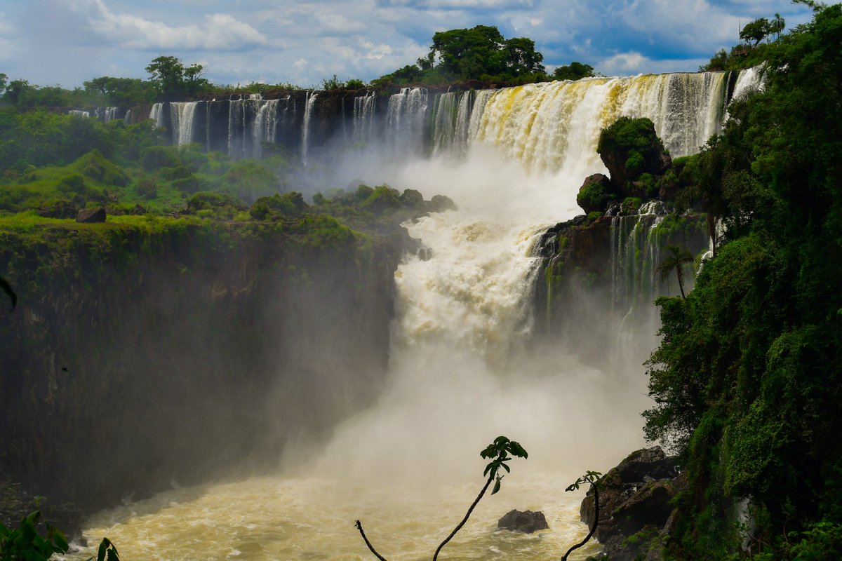 Amazing views and spectacular nature of Iguazú Falls, on the border of Argentina and Brazil 🇦🇷🇧🇷  #travel #nature #backpacking #travelphotography #TravelTheWorld #adventure #adventuretime #hikingadventures #canada #camping #campchat #parkchat #neverstopexploring