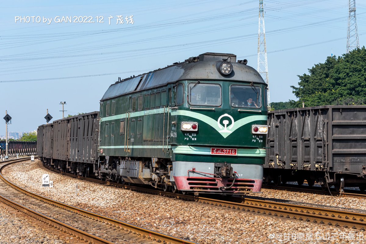 SakunaiHinata's tweet photo. 広茂鉄道の日夜
東風旧型機関車の天国

その一
写真:甘B隠居五山三年復出
#おはようトレイン #中国鉄道 #広東 #ディーゼル機関車 #貨物列車 #東風型DL #DF4B #DF11G #DF12 #DF5 https://t.co/fBo199XMky