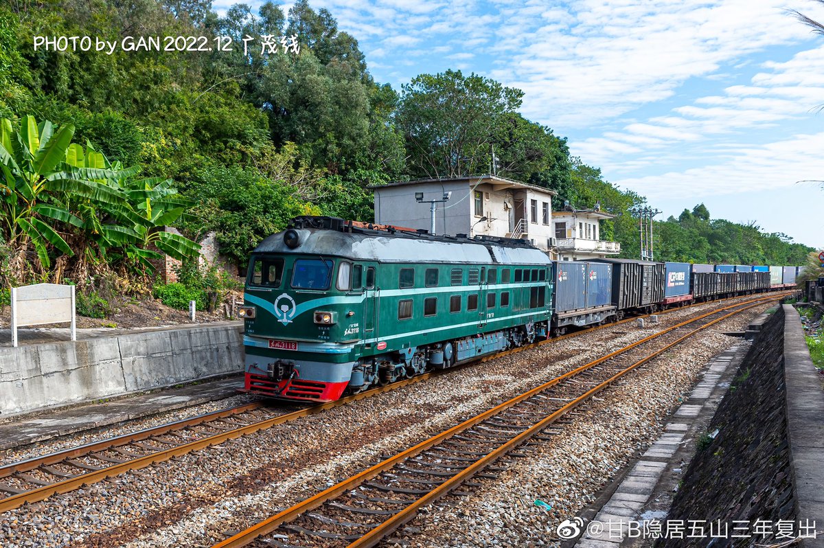 SakunaiHinata's tweet photo. 広茂鉄道の日夜
東風旧型機関車の天国

その一
写真:甘B隠居五山三年復出
#おはようトレイン #中国鉄道 #広東 #ディーゼル機関車 #貨物列車 #東風型DL #DF4B #DF11G #DF12 #DF5 https://t.co/fBo199XMky