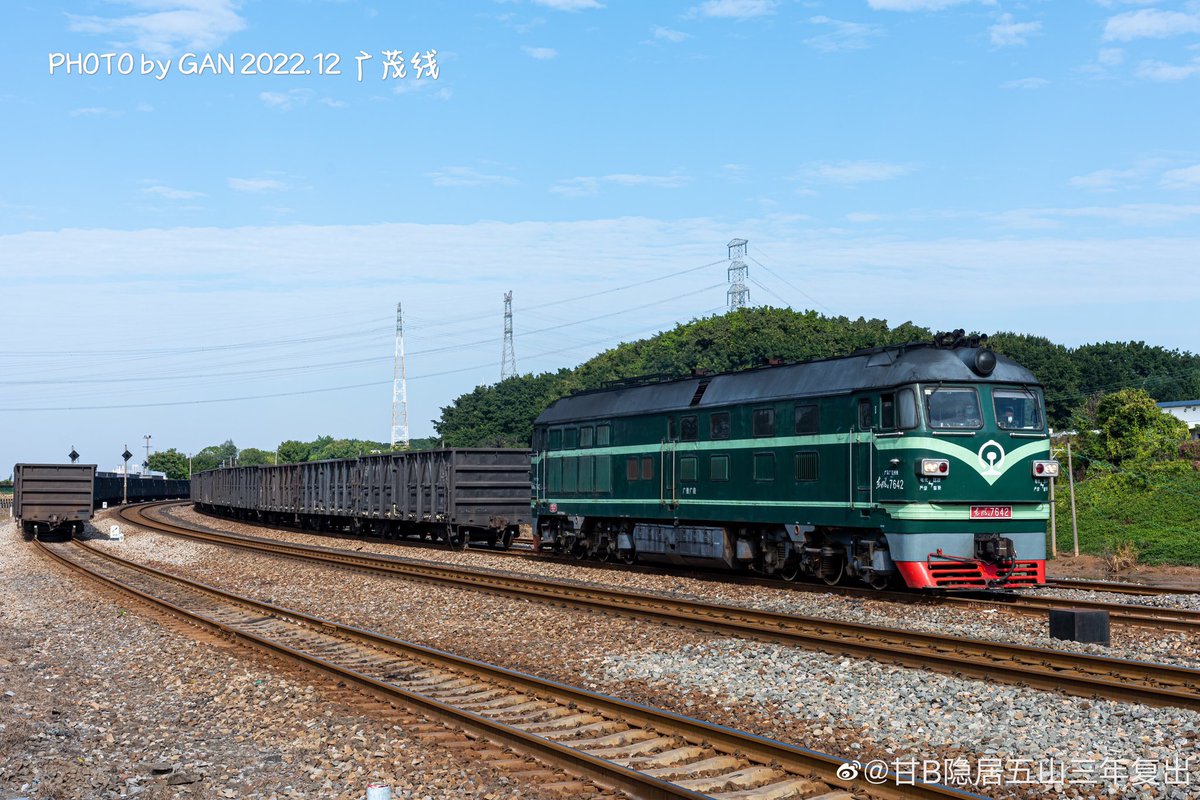 SakunaiHinata's tweet photo. 広茂鉄道の日夜
東風旧型機関車の天国

その一
写真:甘B隠居五山三年復出
#おはようトレイン #中国鉄道 #広東 #ディーゼル機関車 #貨物列車 #東風型DL #DF4B #DF11G #DF12 #DF5 https://t.co/fBo199XMky