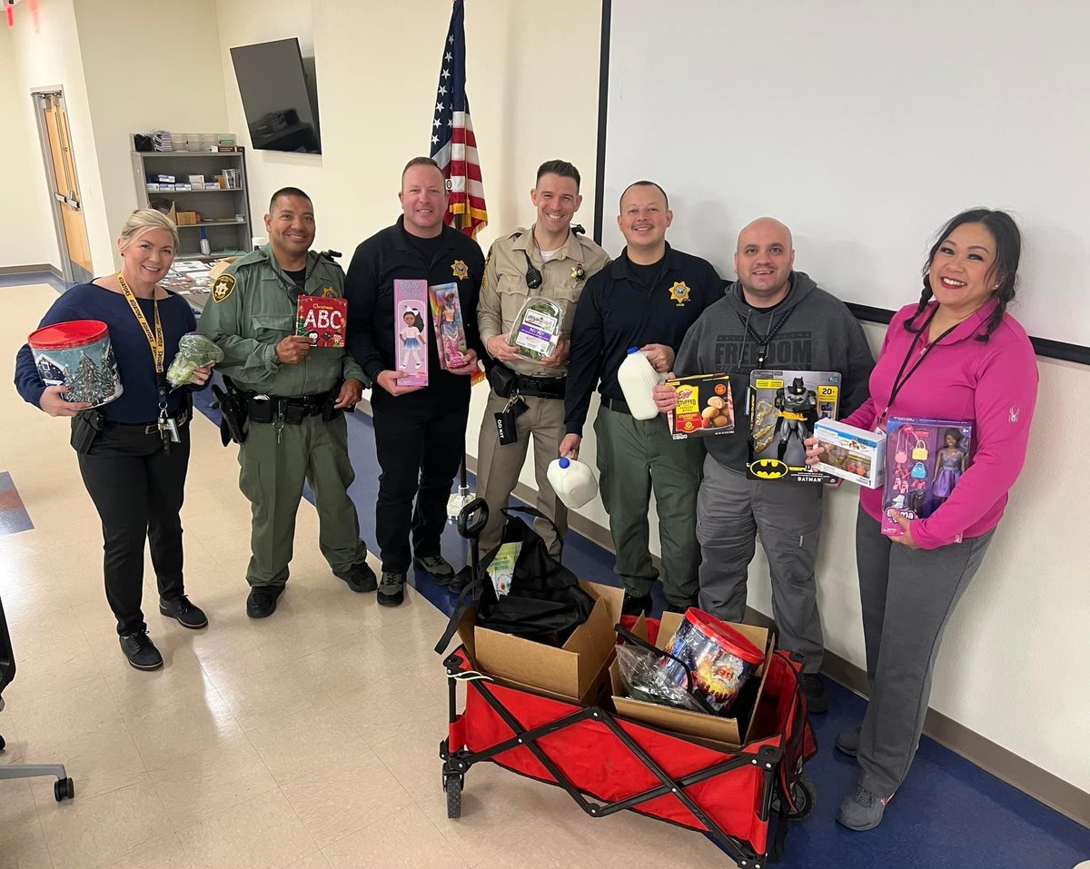LVMPDCCAC's tweet photo. With the help of the @LVMPDFoundation your CCAC Officers are getting ready to spread some holiday cheer to a local family in need, by delivering some food, gift cards, and toys! #PartnersWithTheCommunity #LVMPD #CCAC https://t.co/pcvDJi3Qs6