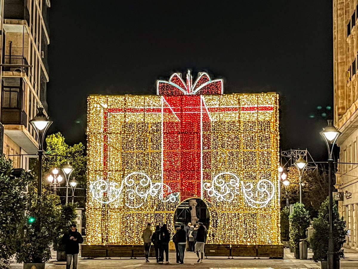 gemasanju's tweet photo. Y Valladolid se iluminó. Desde la Plaza Mayor os deseo una 𝗙𝗲𝗹𝗶𝘇 𝗡𝗮𝘃𝗶𝗱𝗮𝗱 . A ver Cómo brillan vuestras ciudades? 📸 #felicesfiestas #viajar https://t.co/K9H3GczX6x