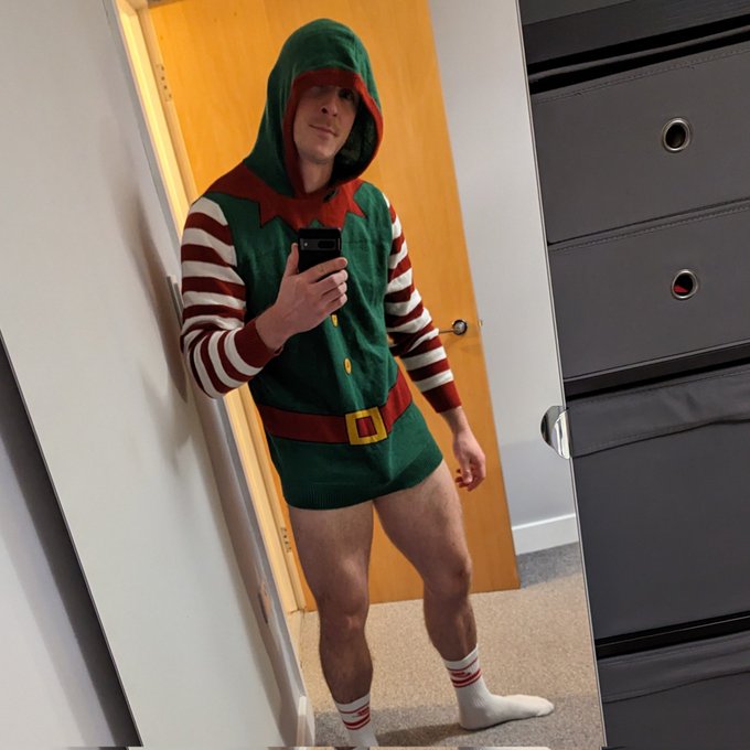 Are socks allowed at the Christmas jumper party? https://t.co/x95F2E9HoF<a href="/tag/wedding"class="tags"><span>#wedding</span></a><a href="/tag/weddingcakes"class="tags"><span>#weddingcakes</span></a>