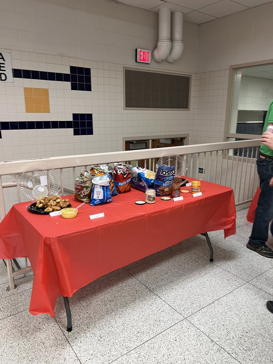 hausmanjennifer's tweet image. A beautiful staff pot luck lunch at MHS! It was great to share a meal together! #muhlpride @muhlsd @MuhlHighSchool