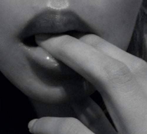 Muchas veces pienso en ti aunque no te escriba, no sé qué somos pero no dejemos de serlo. Siempre te espero en silencio de mis palabras para que nadie se de cuenta que te necesito. Aunque lo fuimos todo y ahora no somos nada: me importas mucho.