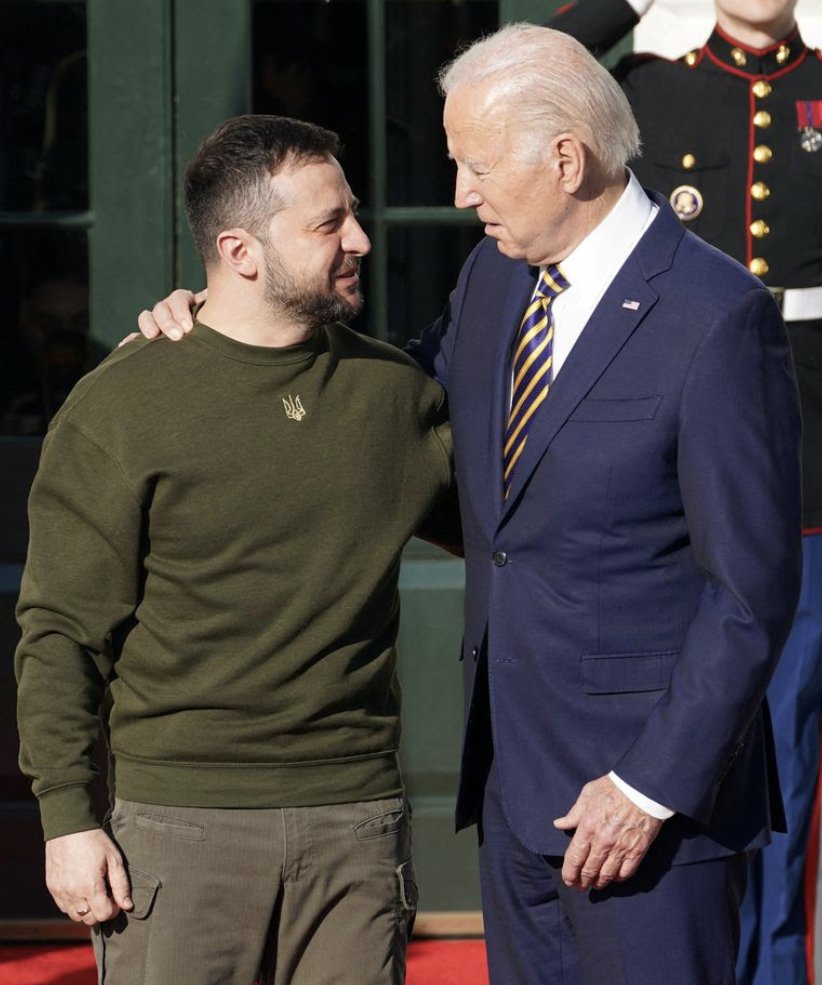 jreichelt's tweet photo. Finde es respektlos, dass er sich nicht an den Dresscode gehalten hat. Wenn man den Mann trifft, trägt man nicht Anzug, sondern Oliv. https://t.co/a6n7tt6JfQ