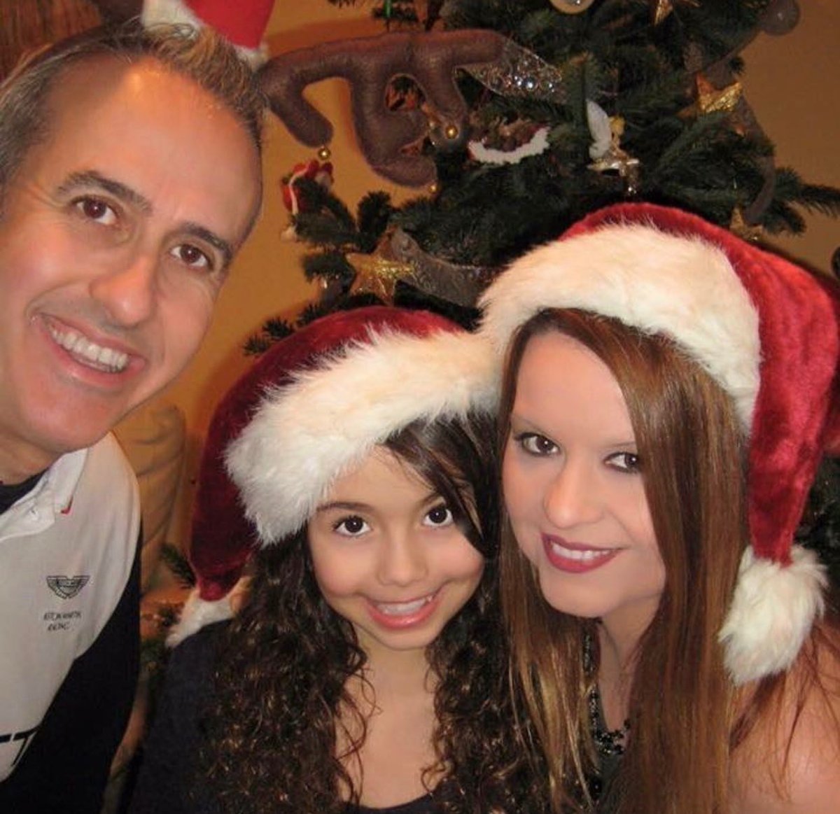 JMporKiraLopez's tweet photo. Las navidades nunca serán lo mismo, no sin Kira. Un año y siete meses sin ella. Sentarse en la mesa en familia sin ella es una tortura, en algún momento se me olvida que se fue y le busco con la mirada, es el microsegundo más triste que se pueda sentir. Te queremos mi princesa. https://t.co/jL7r3G3tKN