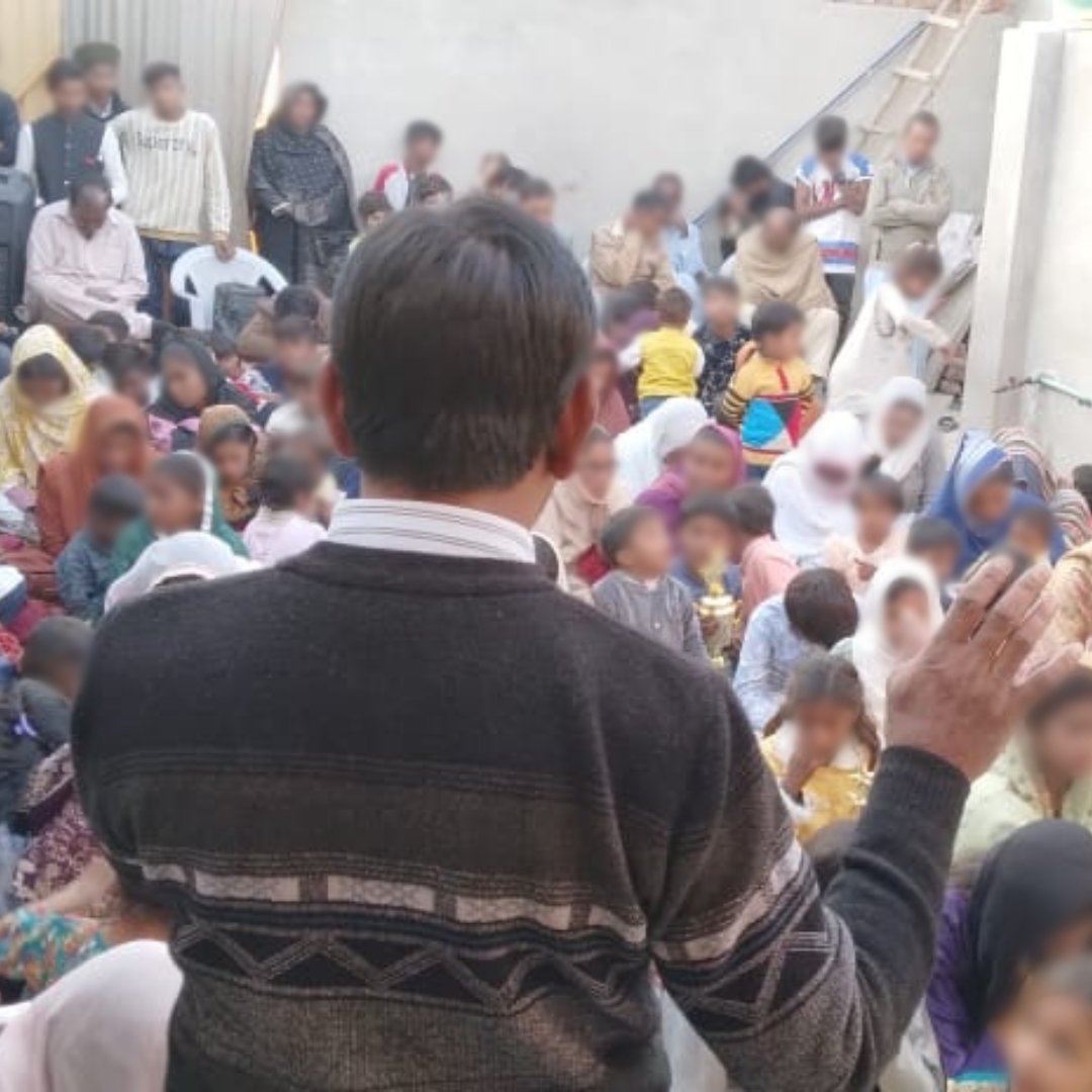 ActionOverseas's tweet photo. 🇵🇰 A church in Pakistan doing a Christmas outreach last week to the bricklayer community that they serve. 🎄 https://t.co/RZfa9NObqV