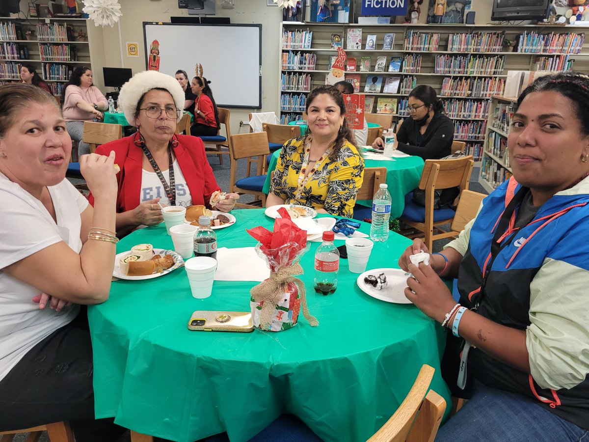 DavidLawrenceK8's tweet photo. Holiday treats and sweets from our @DLJK8PTSA @DavidLawrenceK8 #TeamDolphins #ourptsarocks https://t.co/lQzW9OzbYC