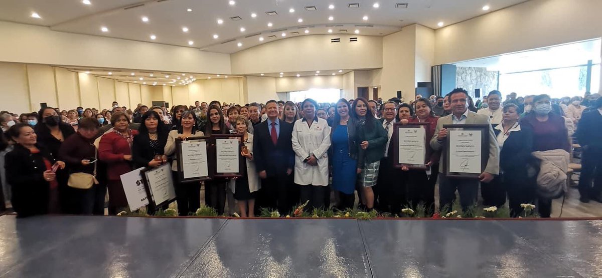 Salud_Hidalgo's tweet photo. Nuestra titular, Dra. @ZoraydaBarrera, asistió a la entrega de reconocimientos por años de servicio a las y los trabajadores de Servicios de Salud de Hidalgo, en donde se entregaron 605 estímulos por sus años de desempeño. https://t.co/av5NoHh0jR