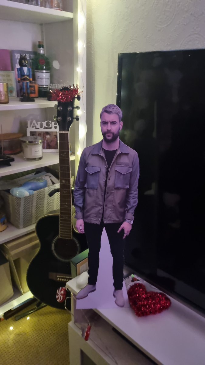 When ya come home and Liam Frey looks at you funny... Thank someone I don't know maybe secret santa that ya not new moneyyy <a href="/What_Liam_Said/">Liam Fray</a> <a href="/thecourteeners/">Courteeners</a> <a href="/JonnyCave/">Jonny Cave</a>
