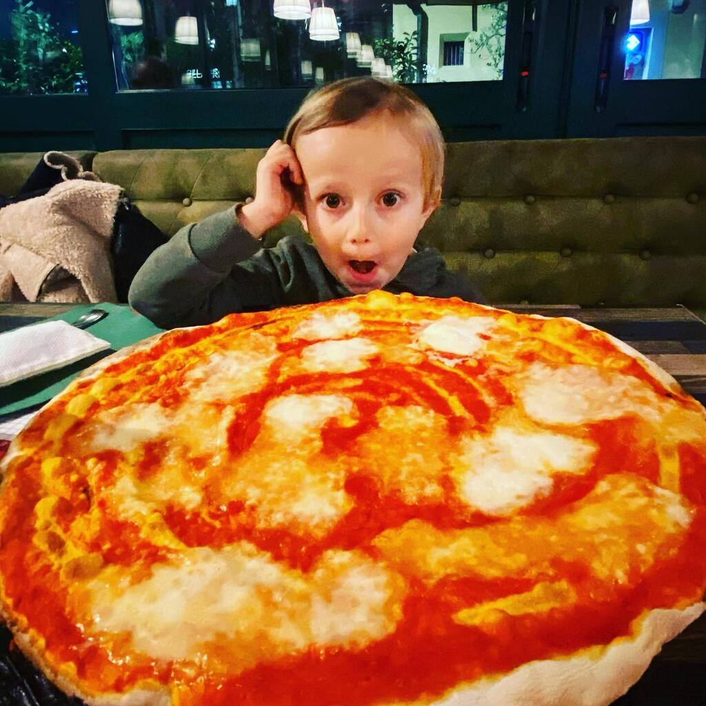 Rik_71's tweet photo. Sirio come la vuoi la pizza?
“Mega super grande, babbo”
Eccolo accontentato 😂😂😂 #megasuperpizza https://t.co/Htg51VDQqK https://t.co/WJvr2vAfst